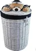 A white wicker laundry basket with a lid decorated with a plush bear wearing a navy blue sailor hat and matching cuffs. Anteprima dell’immagine prodotto
