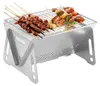 Silberner tragbarer Edelstahl-Grill mit verschiedenen Fleisch- und Gemüsespießen, die auf dem Rost braten Anteprima dell’immagine prodotto