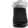 A close-up, front-facing view of a black boot with a gray faux fur trim. Voir les images du produit