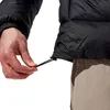 Schwarze; synthetisch isolierte Ewden Jacke von Berghaus; mit einer Hand; die den Kordelzug am Saum zieht. Podgląd zdjęcia produktu