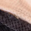 Nahaufnahme eines zweifarbigen grauen und beigen Fleecestoffs mit goldenem Reißverschlusszieher mit Gravur 'YDL' Náhled obrázku produktu