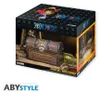 A product shot of a One Piece themed cookie jar shaped like a treasure chest, displayed on a wooden surface with some background elements suggesting a pirate theme. Anteprima dell’immagine prodotto