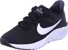 A black Nike Star Runner 4 sneaker with a white Nike swoosh logo and white sole, shown from a side-angle on a white background. Voir les images du produit