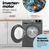 A washing machine with its door open, placed in a laundry room setting. Text overlays highlight features. Anteprima dell’immagine prodotto