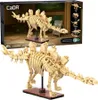 A product box and a model of a Stegosaurus skeleton. Voir les images du produit
