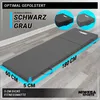 A gray fitness mat is laid out on a wooden floor, with dimensions and color options highlighted. Produktbild-Vorschau