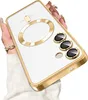 A hand holding a clear phone case with gold trim and camera protection. Produktbild-Vorschau