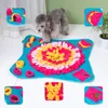 A dog is interacting with a snuffle mat, with close-up insets showing details of the mat and treats. Produktbild-Vorschau