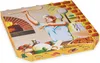 A pizza box with a graphic illustration of a pizza maker and ingredients. Produktbild-Vorschau