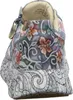 The back view of a single women's sneaker with a floral pattern and a detailed sole. Produktbild-Vorschau