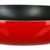 A close-up view of the interior and exterior of a red frying pan. Voir les images du produit