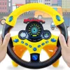 Kinderhände halten ein gelb-schwarzes Spielzeuglenkrad mit Tachometer und Tasten, vor einem Cartoon-Stadthintergrund Voir les images du produit