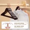 Close-up view of wooden hangers and a white shirt, with illustrative graphics and text highlighting product features. Produktbild-Vorschau