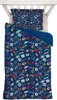 A duvet cover and pillowcase set with various NFL team logos, laid out on a white bed frame. Voir les images du produit