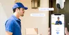 A delivery person is at a door, interacting with a smart home camera via a mobile app. Anteprima dell’immagine prodotto
