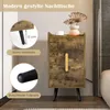 A close-up view of a wooden nightstand with a gold handle, placed next to a bed. The image also includes close-up insets highlighting the product's features, such as its metal legs and non-slip foot pads. Podgląd zdjęcia produktu