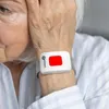 Close-up of an elderly person's wrist wearing a medical alert device. Náhled obrázku produktu