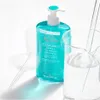 A bottle of Avène Cleanance Cleansing Gel is shown next to a beaker filled with clear liquid, with a glass stirring rod inside. Voir les images du produit