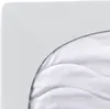 A close-up view of a corner of a fitted sheet and a mattress protector. Produktbild-Vorschau