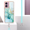 A phone case with a marble pattern and a lanyard is displayed on a white pedestal. Náhled obrázku produktu