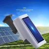 Weiße Solar-Straßenleuchte mit einem blauen Solarpanel, montiert auf einer schwarzen Halterung, vor dem Hintergrund einer Solarfarm und blauem Himmel Voir les images du produit