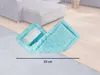 A turquoise mop head is shown on a floor next to a sofa, with a measurement line indicating its size. Anteprima dell’immagine prodotto