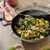 KELA Wok en fonte avec couvercle Calido 36 cm gris clair Voir les images du produit 4