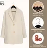 A cream-colored coat is displayed on a hanger, with accompanying marketing graphics detailing product features. Anteprima dell’immagine prodotto