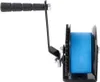 A close-up side view of a manual winch with a blue strap wound around the spool. Anteprima dell’immagine prodotto