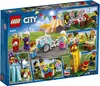 A collage of LEGO City fairground scenes with various minifigures and attractions. Produktbild-Vorschau