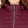 Close-up of a person wearing a burgundy quilted jacket with a zipper. Náhled obrázku produktu