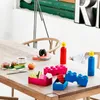 A wooden table with LEGO-themed lunchboxes, food items, and decorative elements. Anteprima dell’immagine prodotto