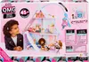 The image shows the packaging of an L.O.L. Surprise! OMG Winter Cottage dollhouse, with a young girl looking at it. Produktbild-Vorschau