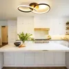 A modern kitchen island with a marble countertop, featuring a stovetop, cabinets, and a decorative plant. Voir les images du produit