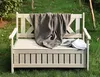 A wooden garden bench with a blanket and magazines on it, placed on a grassy lawn. Anteprima dell’immagine prodotto