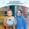 Zwei kleine Jungen, einer hält ein blaues Plüschtier, der andere trägt eine passende blaue Kapuzen-Decke mit Tierohren Anteprima dell’immagine prodotto