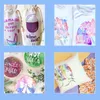 A collage of four images showcasing various items decorated with colorful, patterned transfers, including wine bags, t-shirts, coasters, and a pillow. Voir les images du produit