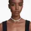 A woman wearing a necklace. Produktbild-Vorschau