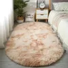 Ovaler beiger und brauner Ombre-Florteppich auf hellem Holzboden in einem Schlafzimmer Anteprima dell’immagine prodotto