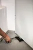 A person is using an inflatable air wedge to lift a door. Produktbild-Vorschau