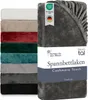 A stack of folded blankets in various colors, with a close-up of a gray blanket with a product label. Anteprima dell’immagine prodotto
