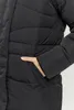A close-up shot of a person's hand in the pocket of a black puffer jacket. Produktbild-Vorschau