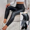 Schwarze hoch taillierte Leggings aus Kunstleder, getragen von einer Frau, mit Detailaufnahmen, die Dehnbarkeit und Passform am Gesäß zeigen Produktbild-Vorschau