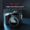 A black DSLR camera with a lens is shown against a dark background, with text overlay describing its features. Náhled obrázku produktu