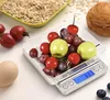 A digital scale with fruits and an egg on it, with a bowl of oats and a pastry in the background. Produktbild-Vorschau