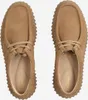A top-down view of a pair of brown Clarks Torhill Bee shoes against a white background. Náhľad obrázku produktu