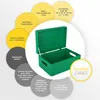 A green wooden storage box with its lid open, surrounded by circular callouts detailing its features and specifications. Produktbild-Vorschau