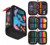 Astuccio a tre lembi con accessori Stitch Black Aloha Anteprima dell’immagine prodotto 6