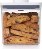 A clear, front-facing shot of an OXO Good Grips POP container filled with biscotti. Náhled obrázku produktu