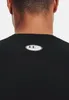 Close-up of the back of a black t-shirt with a logo on the neck. Anteprima dell’immagine prodotto